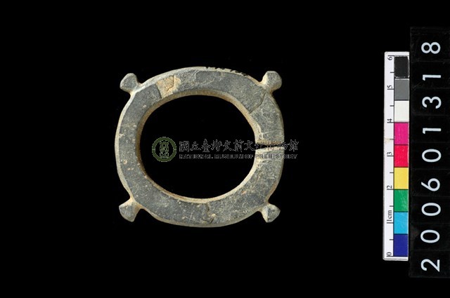 帶四突起環狀玦形石耳飾