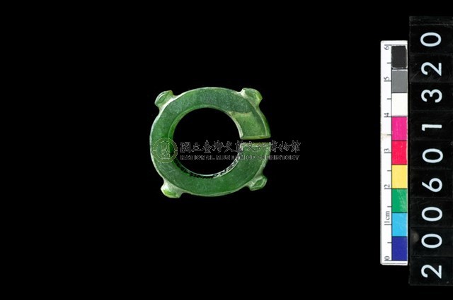 帶四突起環狀玦形玉耳飾