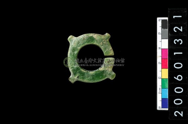 帶四突起環狀玦形玉耳飾