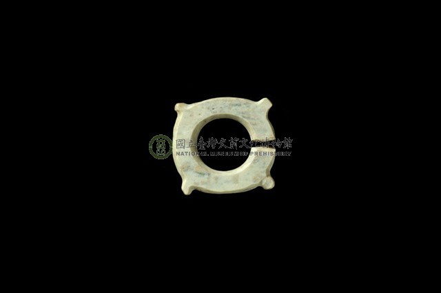 帶四突起環狀玦形玉耳飾