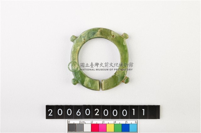 帶四突起環狀玦形玉耳飾