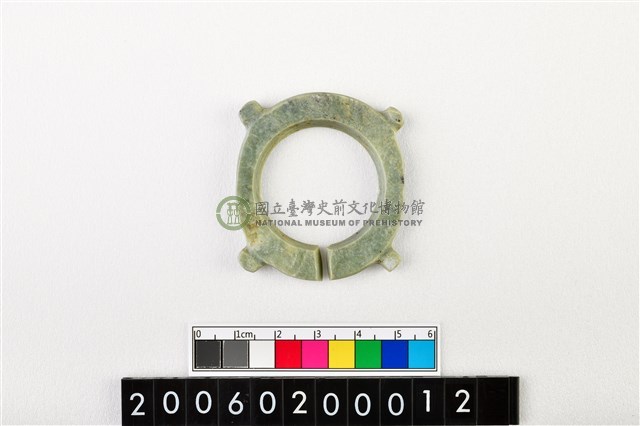 帶四突起環狀玦形玉耳飾