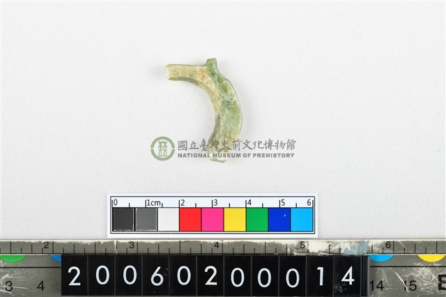 帶四突起環狀玦形玉耳飾