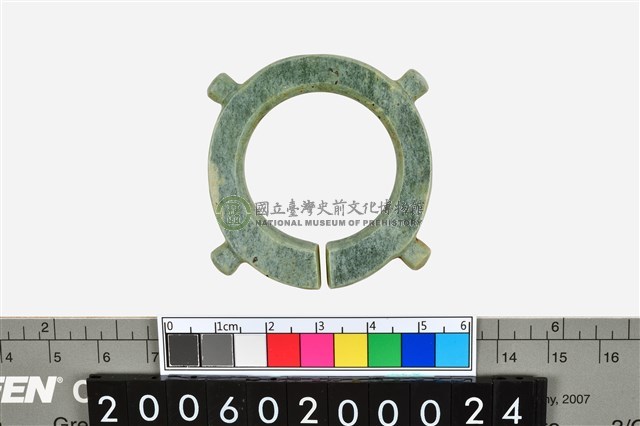 帶四突起環狀玦形玉耳飾