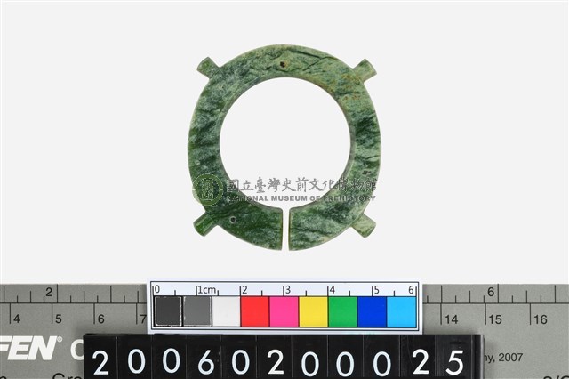 帶四突起環狀玦形玉耳飾