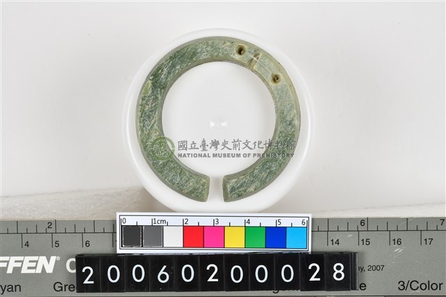 環狀玦形玉耳飾