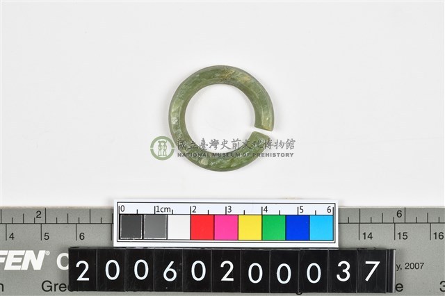 環狀玦形玉耳飾