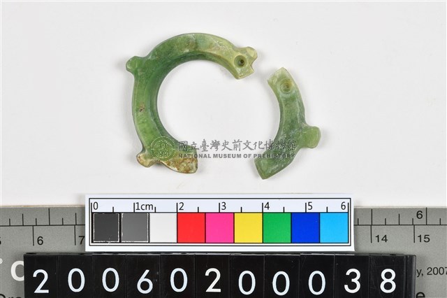 帶四突起環狀玦形玉耳飾