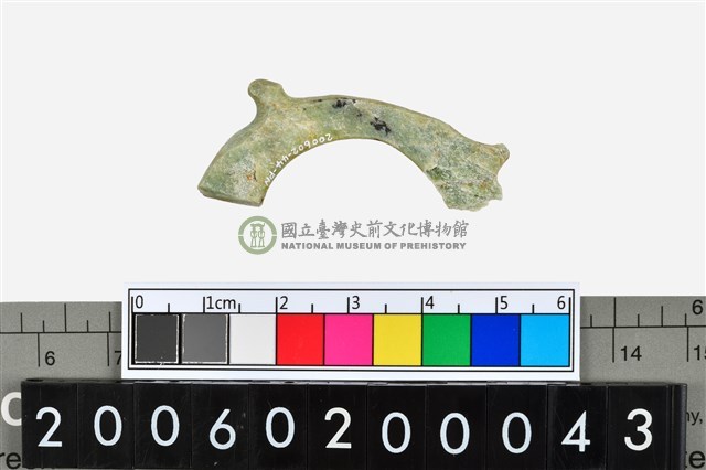 帶四突起環狀玦形玉耳飾