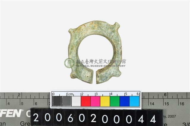 帶四突起環狀玦形玉耳飾殘件