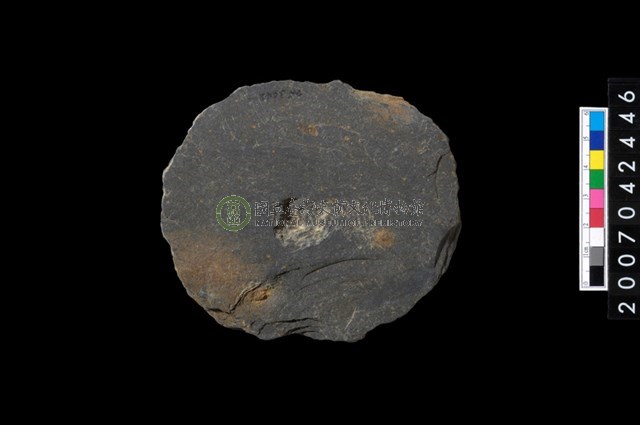 石環製作材料－中央帶啄痕打製圓板