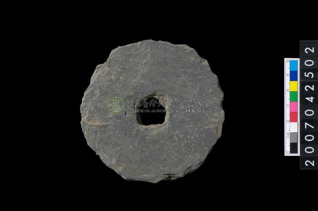 石環製作材料－中央帶小啄孔打製圓板