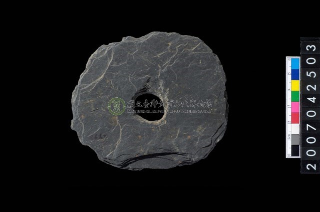 石環製作材料－中央帶小啄孔打製圓板