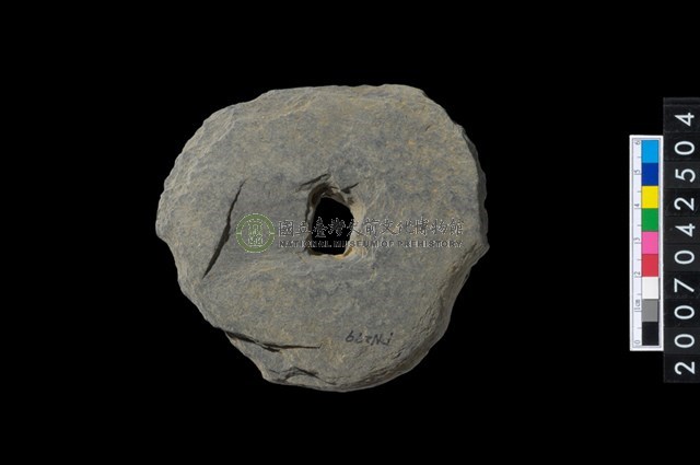 石環製作材料－中央帶小啄孔打製圓板