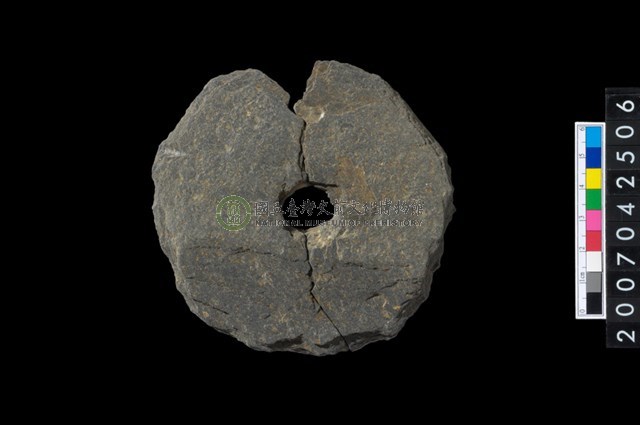 石環製作材料－中央帶小啄孔打製圓板