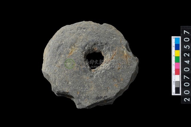 石環製作材料－中央帶小啄孔打製圓板