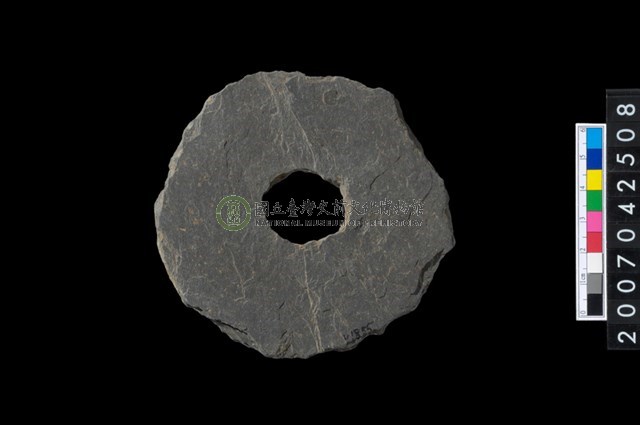 石環製作材料－中央帶小啄孔打製圓板