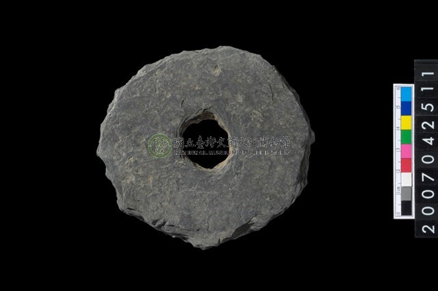 石環製作材料－中央帶小啄孔打製圓板