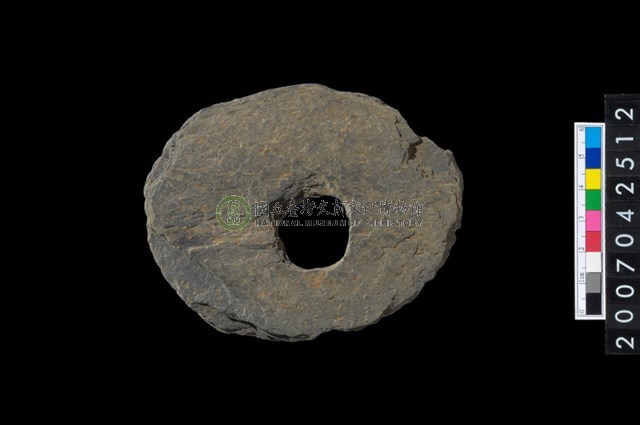 石環製作材料－中央帶小啄孔打製圓板