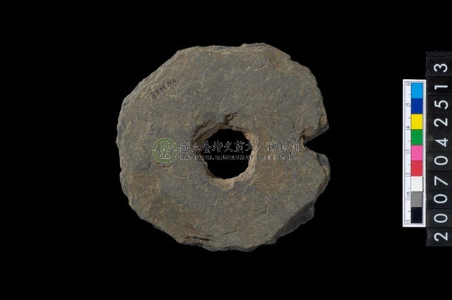 石環製作材料－中央帶小啄孔打製圓板