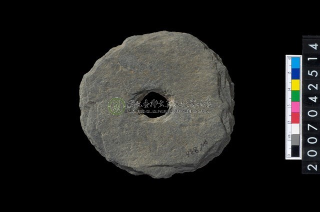 石環製作材料－中央帶小啄孔打製圓板