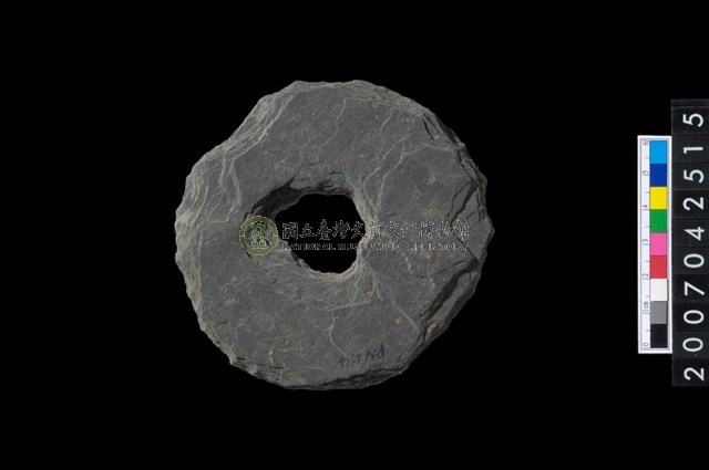 石環製作材料－中央帶小啄孔打製圓板