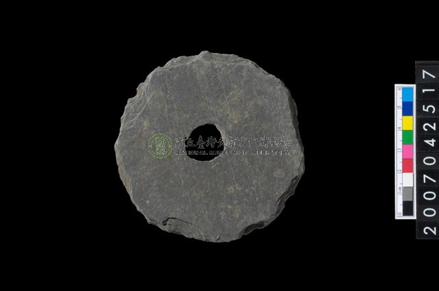 石環製作材料－中央帶小啄孔打製圓板