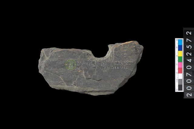 石環製作材料-中央帶啄孔打製圓板殘件