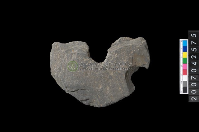 石環製作材料-中央帶啄孔打製圓板殘件