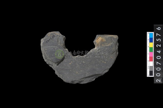 石環製作材料-中央帶啄孔打製圓板殘件