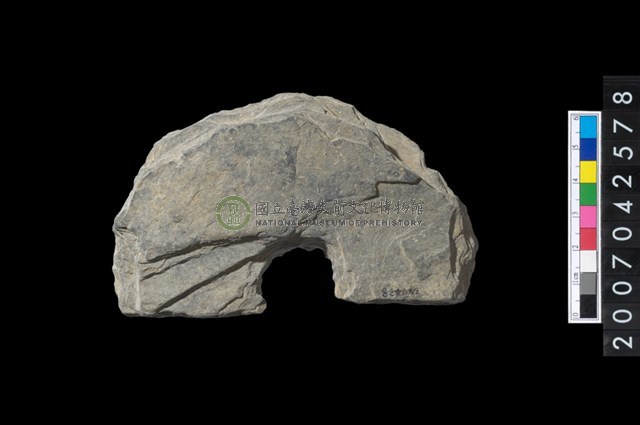 石環製作材料-中央帶啄孔打製圓板殘件