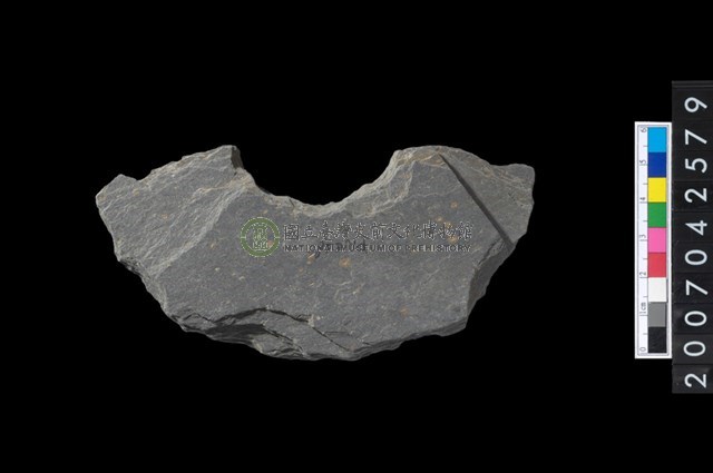 石環製作材料-中央帶啄孔打製圓板殘件