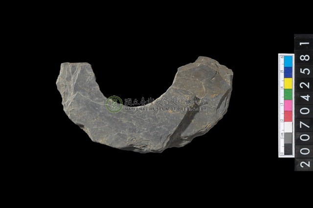 石環製作材料-中央帶啄孔打製圓板殘件