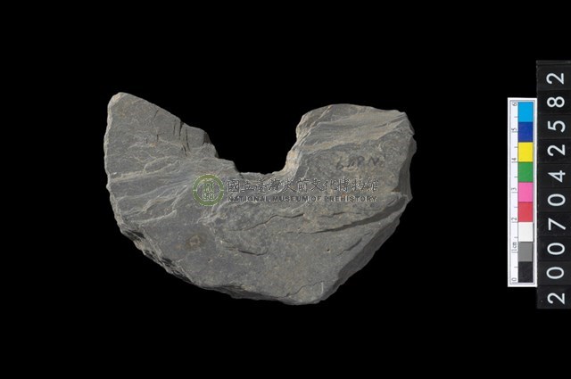 石環製作材料-中央帶啄孔打製圓板殘件