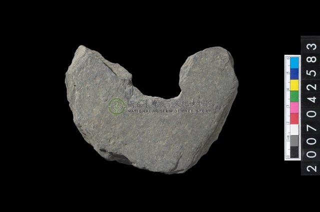 石環製作材料-中央帶啄孔打製圓板殘件