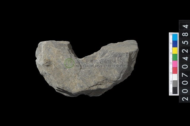 石環製作材料-中央帶啄孔打製圓板殘件