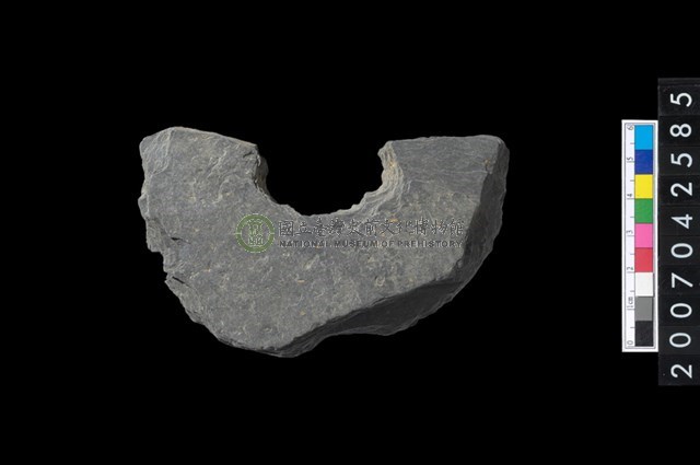 石環製作材料-中央帶啄孔打製圓板殘件