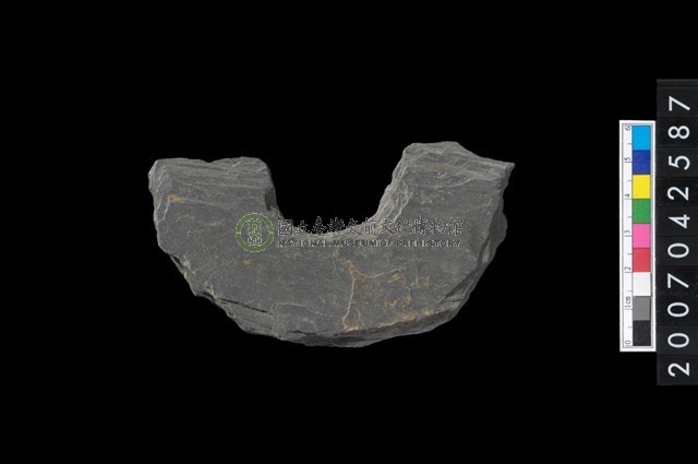 石環製作材料-中央帶啄孔打製圓板殘件