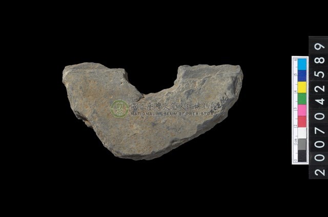 石環製作材料-中央帶啄孔打製圓板殘件