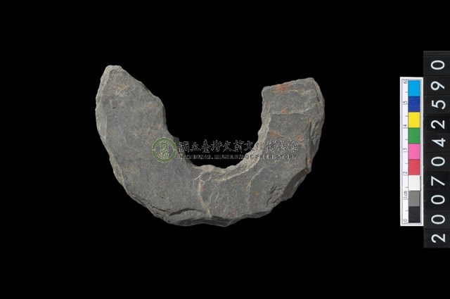 石環製作材料－中央帶啄孔打製圓板殘件