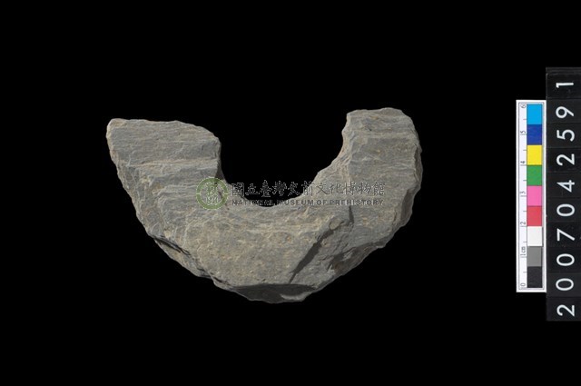 石環製作材料－中央帶啄孔打製圓板殘件