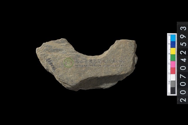 石環製作材料－中央帶啄孔打製圓板殘件