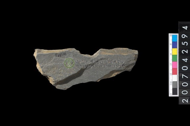 石環製作材料－中央帶小啄孔打製圓板殘件