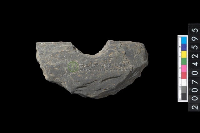 石環製作材料－中央帶小啄孔打製圓板殘件