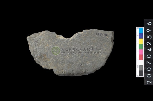 石環製作材料－中央帶小啄孔打製圓板殘件