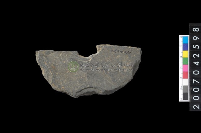 石環製作材料－中央帶小啄孔打製圓板殘件