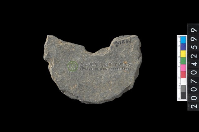 石環製作材料－中央帶小啄孔打製圓板殘件