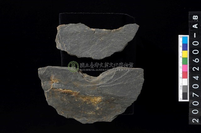 石環製作材料－中央帶小啄孔打製圓板殘件