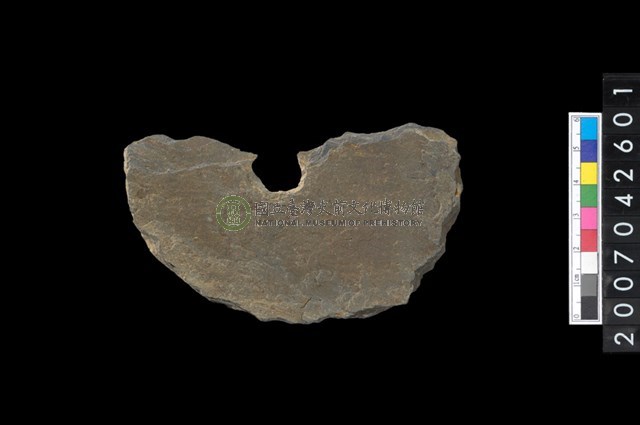 石環製作材料－中央帶小啄孔打製圓板殘件