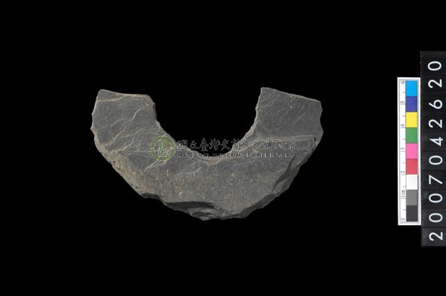 石環製作材料-中央帶啄孔打製圓板殘件